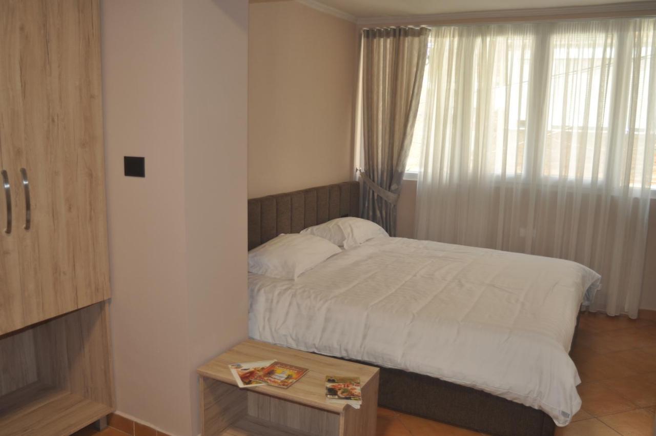Ferienwohnung Bliri Myslym Shyri Tirana Exterior foto